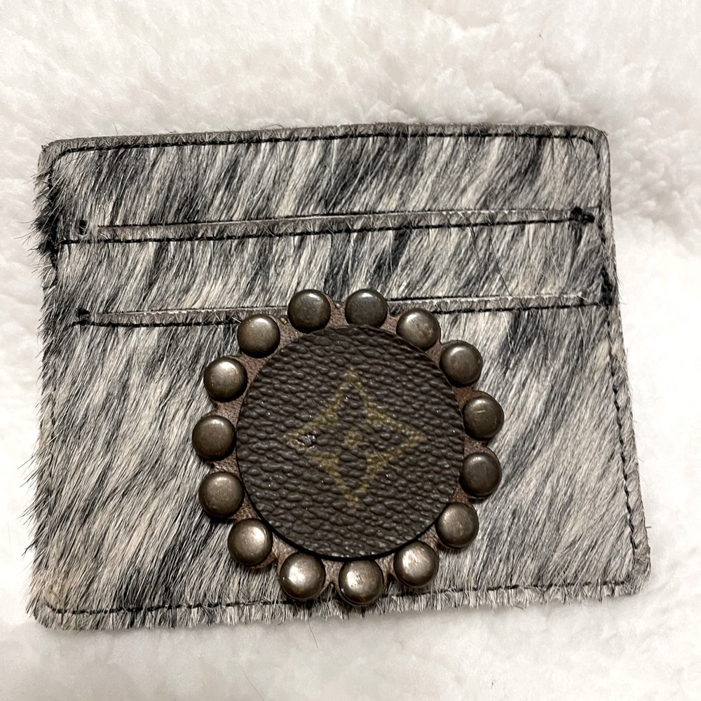 Beautiful cowhide leather card holder. Never used.